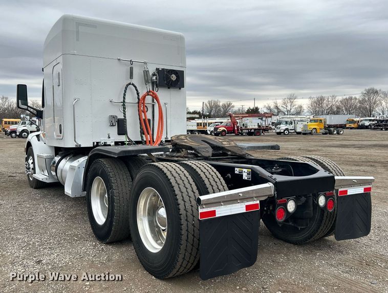 image for item EG1214 2019 Peterbilt 579 semi truck