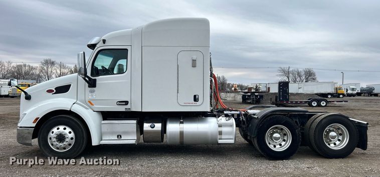 image for item EG1214 2019 Peterbilt 579 semi truck