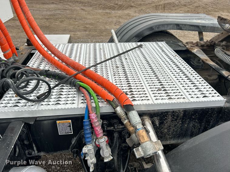 image for item EG1214 2019 Peterbilt 579 semi truck