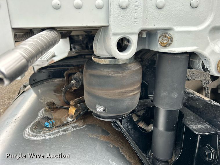 image for item EG1214 2019 Peterbilt 579 semi truck