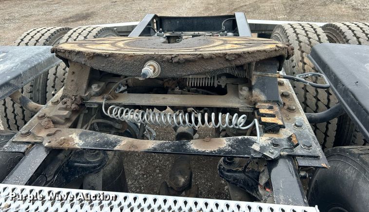 image for item EG1214 2019 Peterbilt 579 semi truck