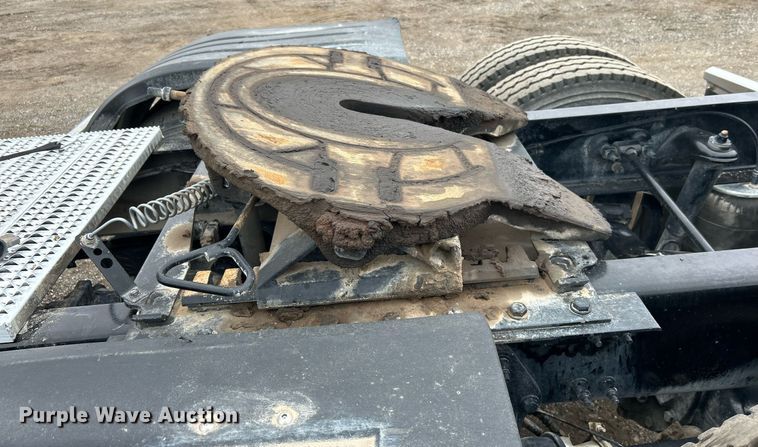 image for item EG1214 2019 Peterbilt 579 semi truck