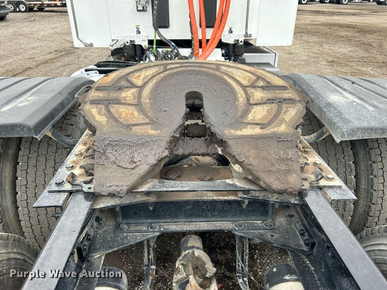 image for item EG1214 2019 Peterbilt 579 semi truck