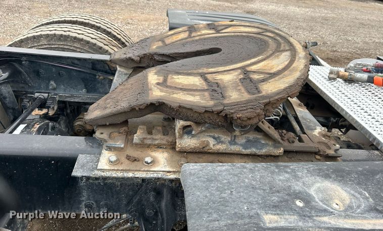 image for item EG1214 2019 Peterbilt 579 semi truck