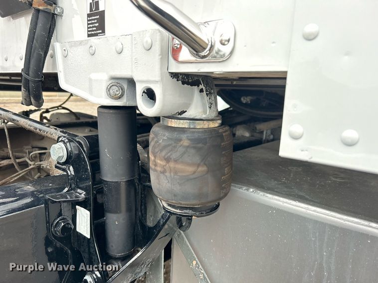 image for item EG1214 2019 Peterbilt 579 semi truck