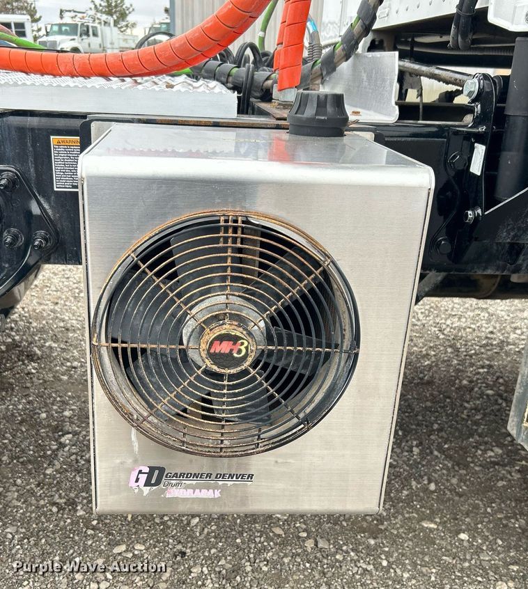 image for item EG1214 2019 Peterbilt 579 semi truck