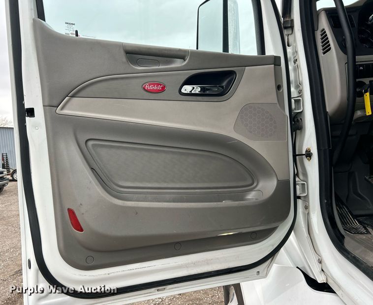 image for item EG1214 2019 Peterbilt 579 semi truck