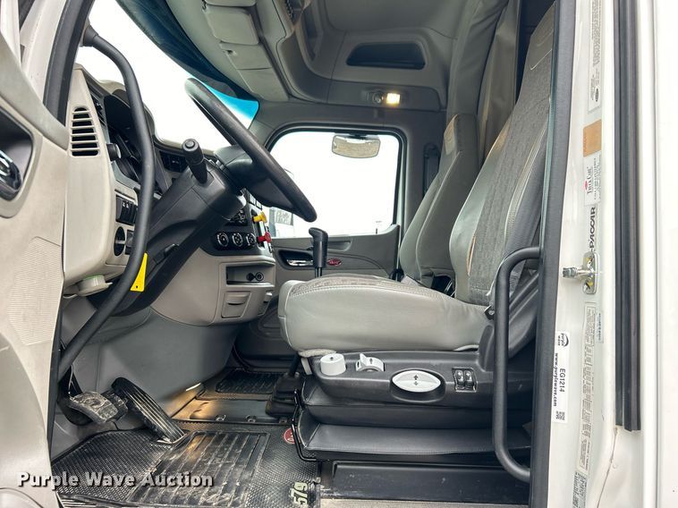image for item EG1214 2019 Peterbilt 579 semi truck