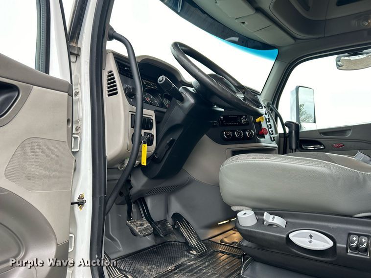 image for item EG1214 2019 Peterbilt 579 semi truck
