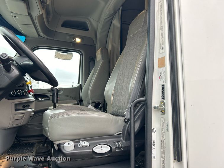 image for item EG1214 2019 Peterbilt 579 semi truck