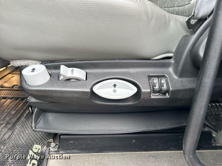 image for item EG1214 2019 Peterbilt 579 semi truck