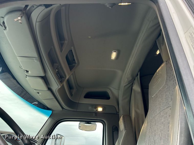 image for item EG1214 2019 Peterbilt 579 semi truck