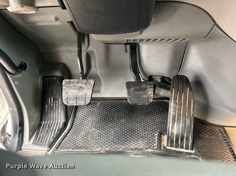 image for item EG1214 2019 Peterbilt 579 semi truck