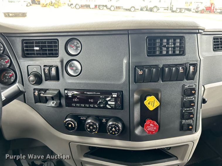 image for item EG1214 2019 Peterbilt 579 semi truck