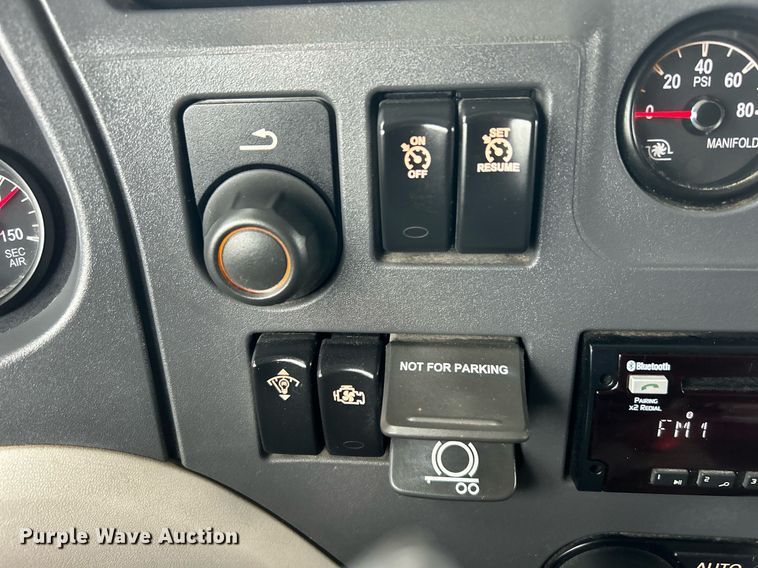 image for item EG1214 2019 Peterbilt 579 semi truck