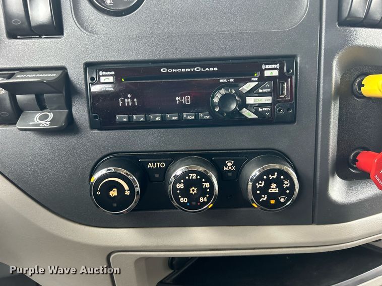 image for item EG1214 2019 Peterbilt 579 semi truck