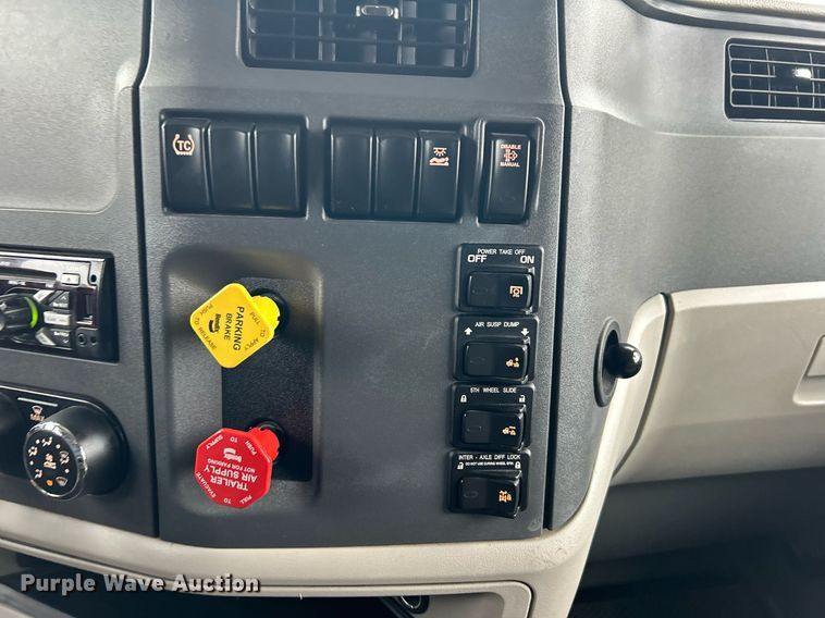 image for item EG1214 2019 Peterbilt 579 semi truck