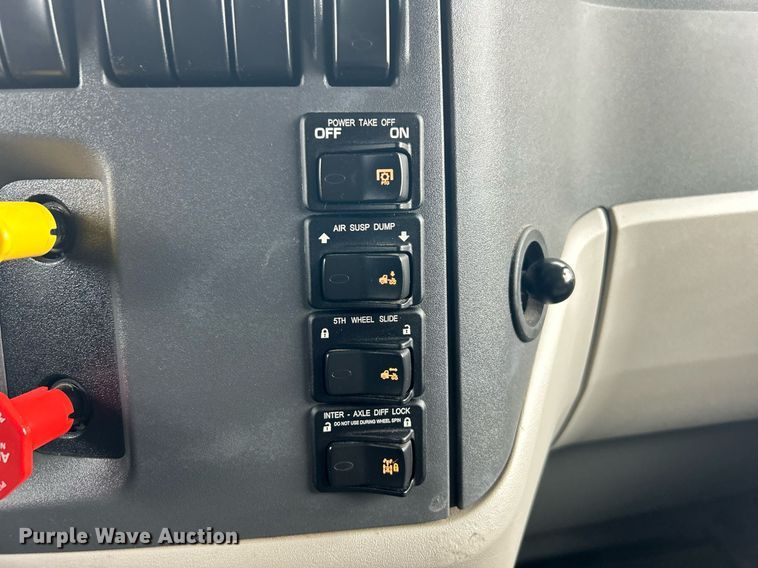 image for item EG1214 2019 Peterbilt 579 semi truck