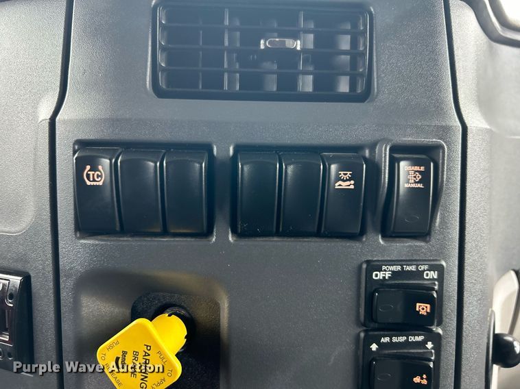 image for item EG1214 2019 Peterbilt 579 semi truck