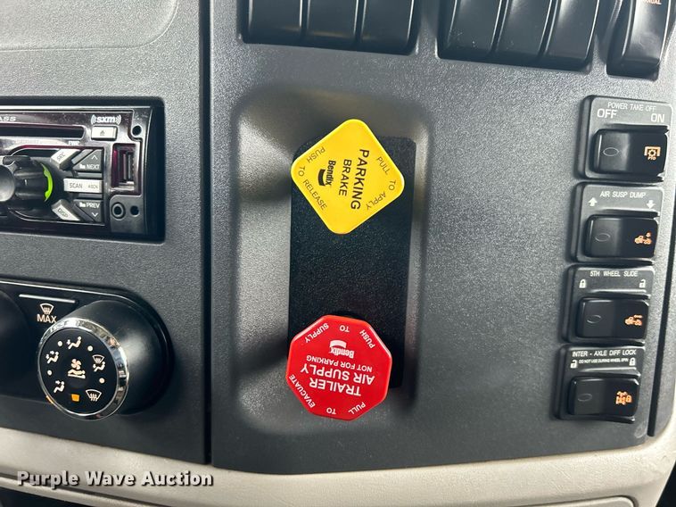 image for item EG1214 2019 Peterbilt 579 semi truck