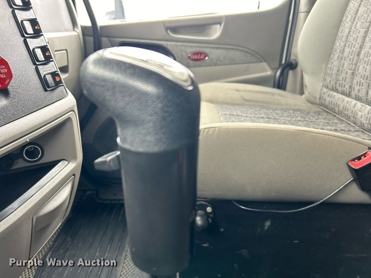 image for item EG1214 2019 Peterbilt 579 semi truck