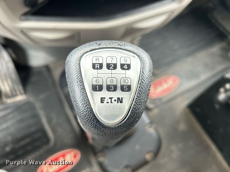 image for item EG1214 2019 Peterbilt 579 semi truck