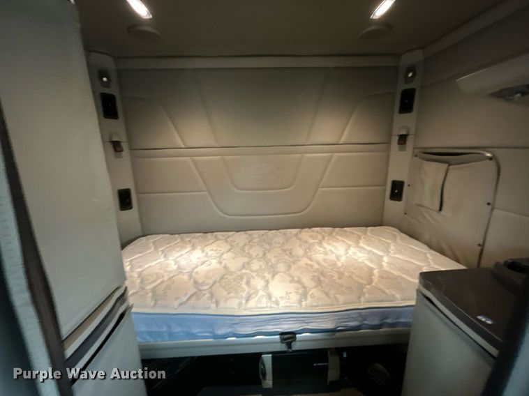 image for item EG1214 2019 Peterbilt 579 semi truck