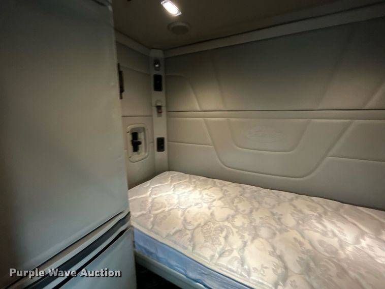 image for item EG1214 2019 Peterbilt 579 semi truck