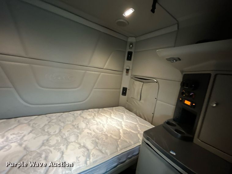 image for item EG1214 2019 Peterbilt 579 semi truck