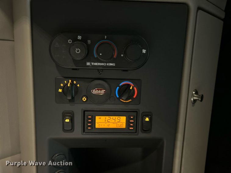 image for item EG1214 2019 Peterbilt 579 semi truck