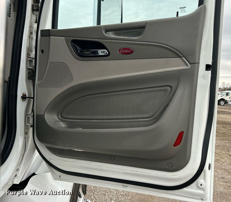 image for item EG1214 2019 Peterbilt 579 semi truck
