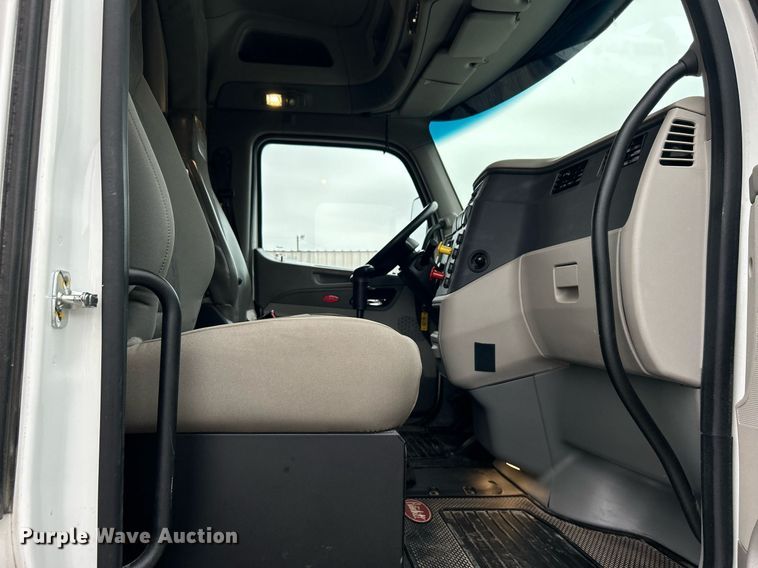 image for item EG1214 2019 Peterbilt 579 semi truck