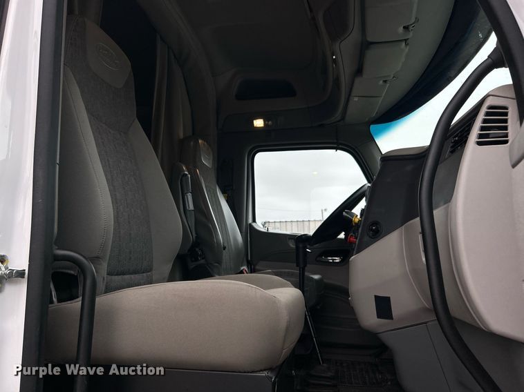 image for item EG1214 2019 Peterbilt 579 semi truck