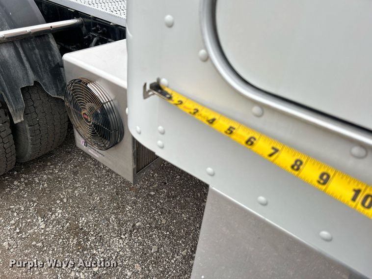 image for item EG1214 2019 Peterbilt 579 semi truck