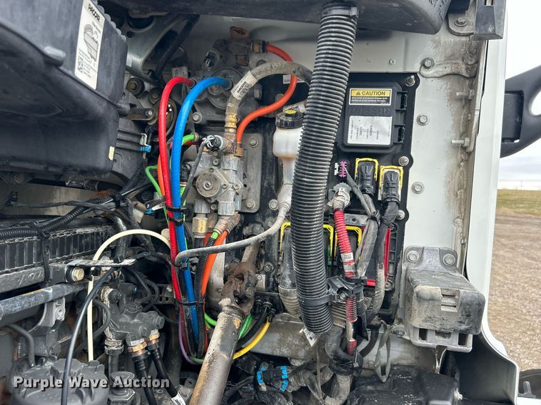 image for item EG1214 2019 Peterbilt 579 semi truck