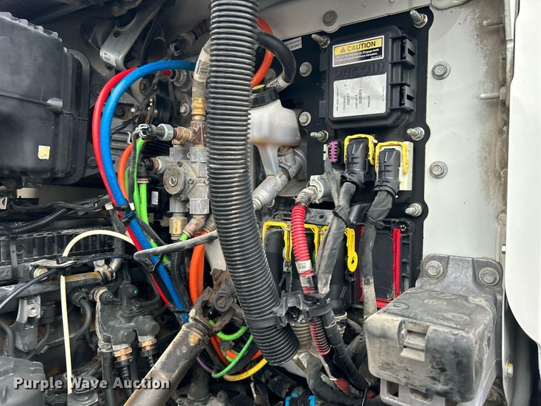 image for item EG1214 2019 Peterbilt 579 semi truck