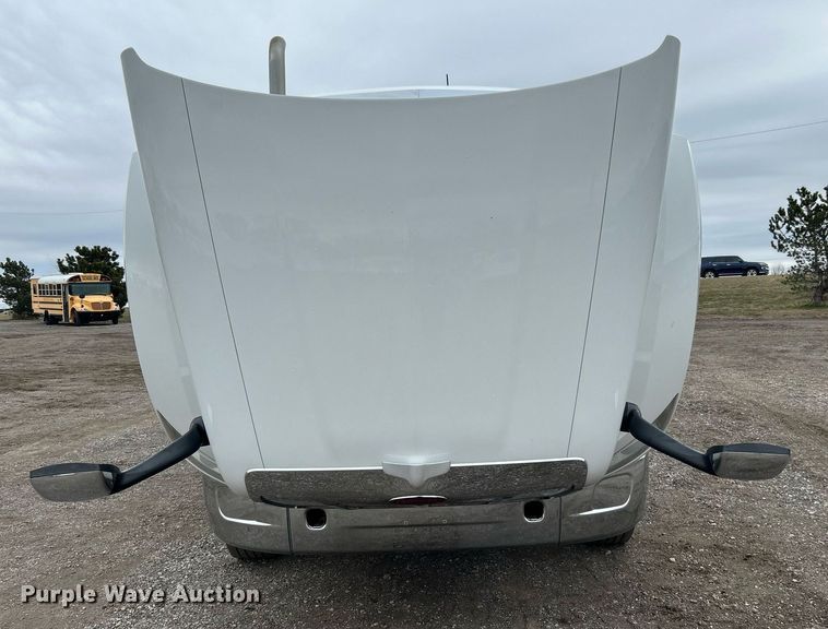 image for item EG1214 2019 Peterbilt 579 semi truck