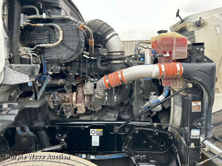 image for item EG1214 2019 Peterbilt 579 semi truck