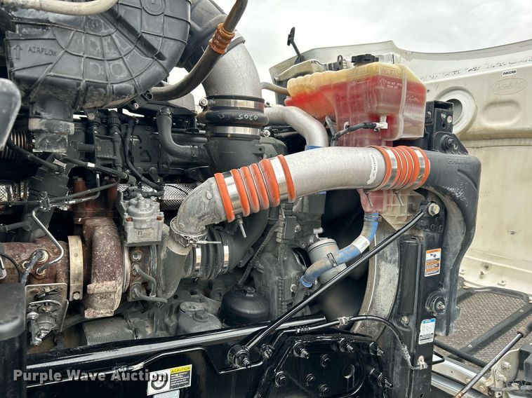 image for item EG1214 2019 Peterbilt 579 semi truck