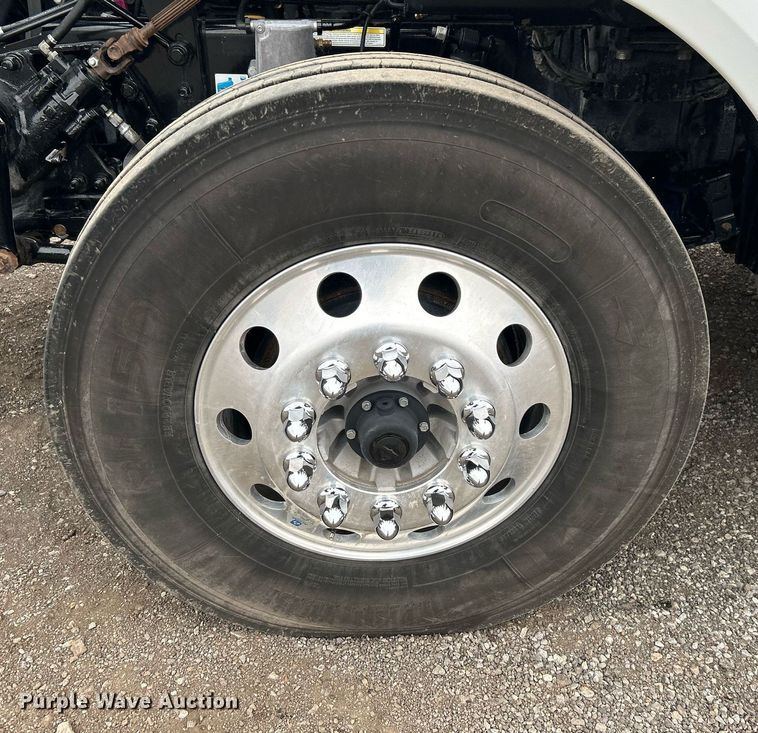 image for item EG1214 2019 Peterbilt 579 semi truck