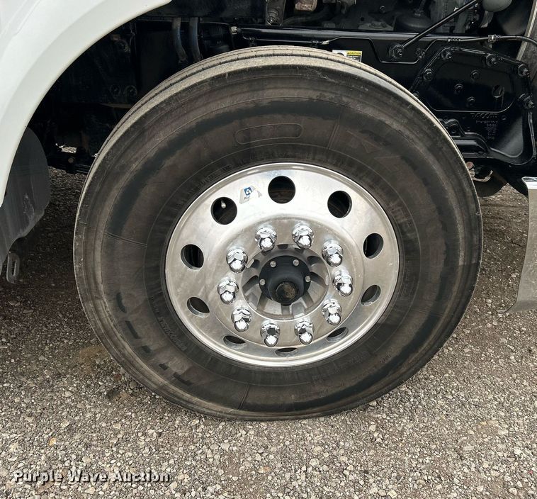image for item EG1214 2019 Peterbilt 579 semi truck