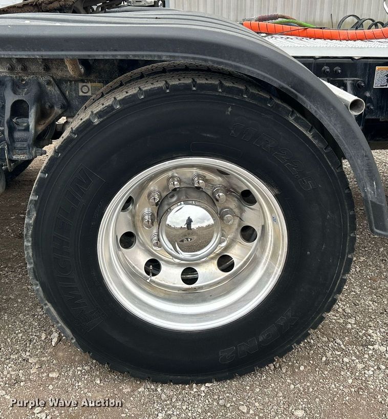 image for item EG1214 2019 Peterbilt 579 semi truck