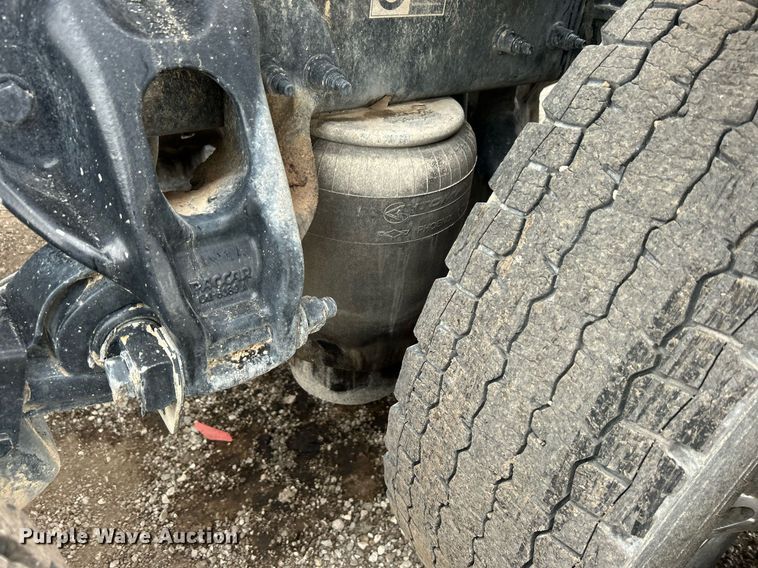 image for item EG1214 2019 Peterbilt 579 semi truck