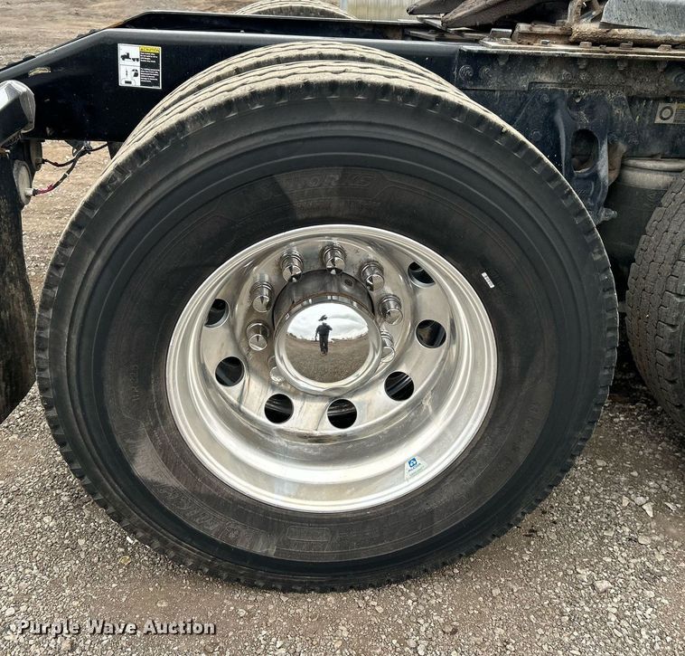 image for item EG1214 2019 Peterbilt 579 semi truck