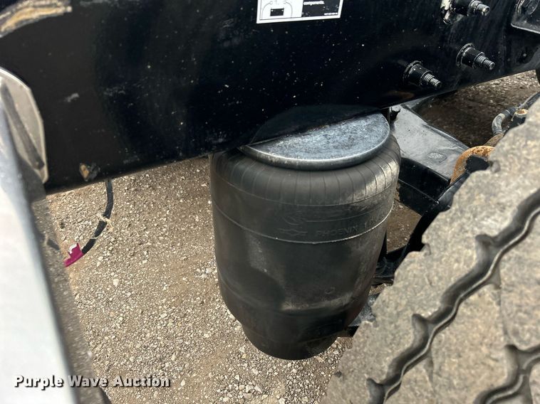 image for item EG1214 2019 Peterbilt 579 semi truck