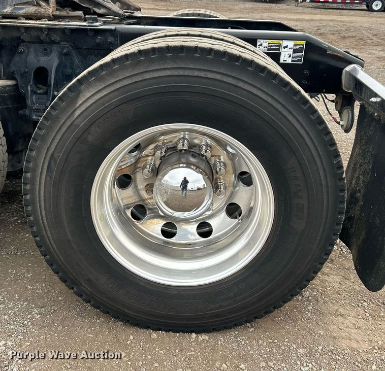 image for item EG1214 2019 Peterbilt 579 semi truck