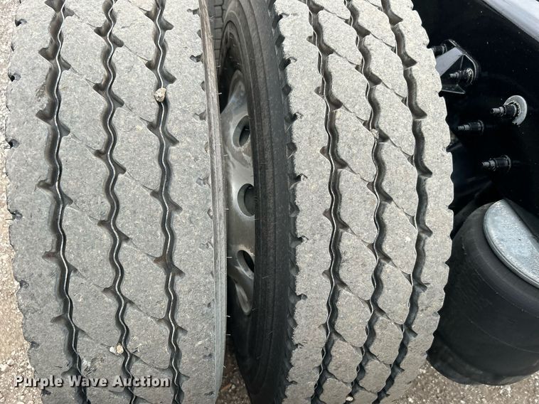 image for item EG1214 2019 Peterbilt 579 semi truck