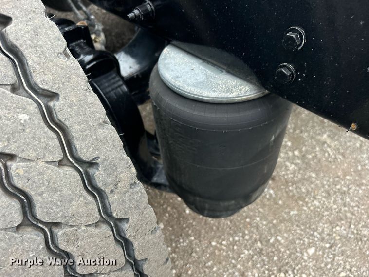 image for item EG1214 2019 Peterbilt 579 semi truck