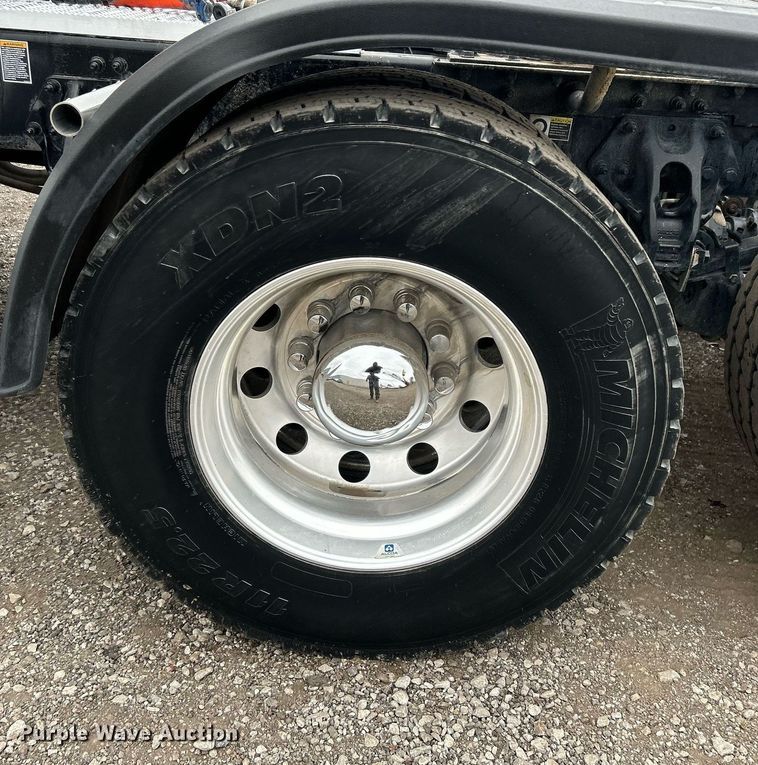 image for item EG1214 2019 Peterbilt 579 semi truck