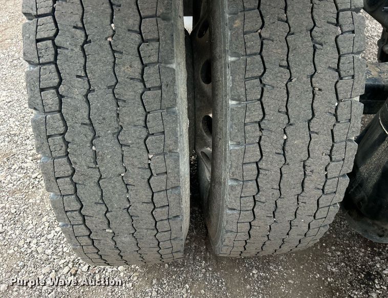 image for item EG1214 2019 Peterbilt 579 semi truck